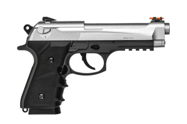 Picatinny raylı gümüş ve siyah havalı tabanca ve beyaz arka planda desenli tutuş.