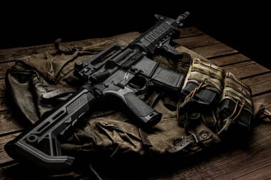 Tahta bir yüzey üzerinde askeri bir çantada şarjörleri olan saldırı tüfeği..