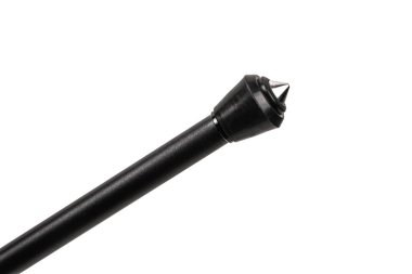 Beyaz arka planda izole edilmiş siyah bir taktik atış çubuğunun metal sivri ucunun yakın çekimi.