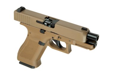 Beyaz arka planda açık kaydırma mekanizması olan modern çöl bronz hava tabancası..