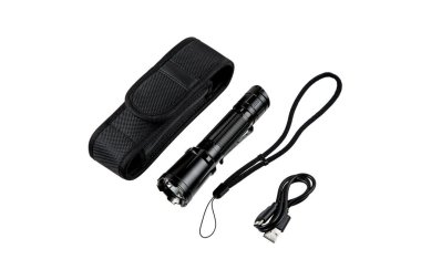Taktik LED fener seti siyah naylon kılıf, bilek halatı ve USB şarj kablosu beyaz üzerine izole edilmiş..