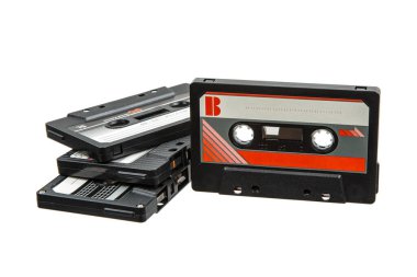 Beyaz arkaplanda izole edilmiş eski ses kasetleri yığını.