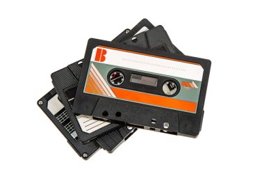 Geçmişe dönük ses kasetleri temiz beyaz arka planda bir araya toplanmış..