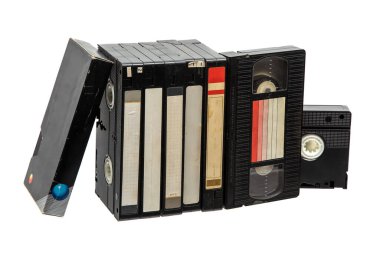 Beyaz arkaplanda boş etiketli bir dizi klasik VHS ve küçük video kasetleri.