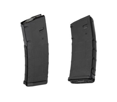 Beyaz arka planda farklı açılardan gösterilen iki siyah polimer tüfek şarjörü..