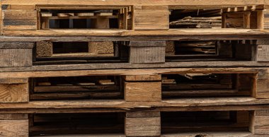 Depo veya sanayi bölgesinde yıpranmış ahşap paletler..