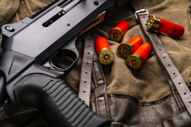 Askeri arkaplanda kırmızı fişekli taktik yarı otomatik av tüfeği..