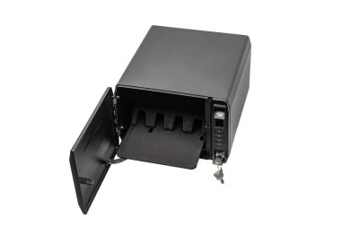 Anahtarları beyaza izole edilmiş siyah elektronik kasa aç.