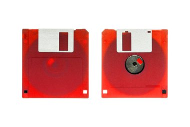 Beyaz üzerine izole edilmiş 3.5 inçlik kırmızı yarı saydam diskin ön ve arka görüntüsü.