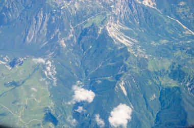 uçak uçan gelen dağlar görünümü