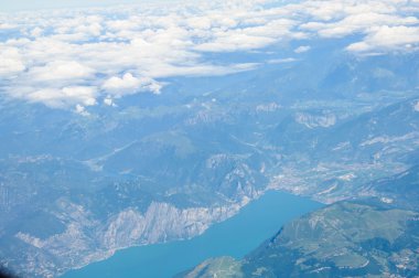 uçak uçan gelen dağlar görünümü