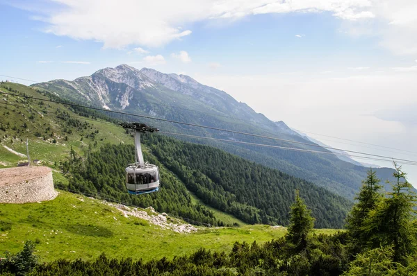 Um teleférico nas montanhas de verão — Fotografia de Stock