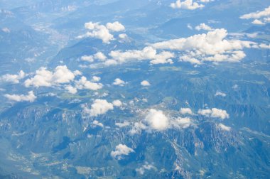 uçak uçan gelen dağlar görünümü