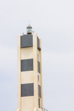 Gri arka plan üzerinde deniz feneri