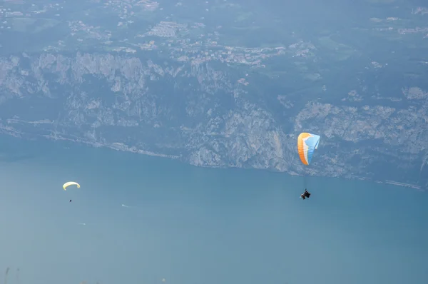 Alplerdeki - Monte Baldo dağ manzarası önünde yamaç paraşütü