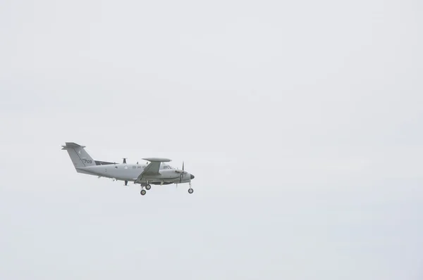 小型私人飞机着陆或起飞 — 图库照片
