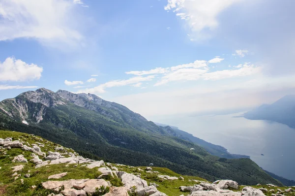 Uitzicht op het Gardameer van Italiaanse Alpen - Monte Baldo Stockfoto