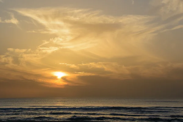 Schöne Landschaft mit Sonnenuntergang über dem Meer — Stockfoto