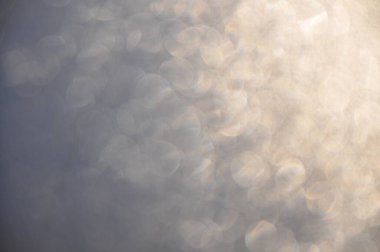 Açık gümüş ve altın gradyan bulanık sim bokeh tatil arka planı