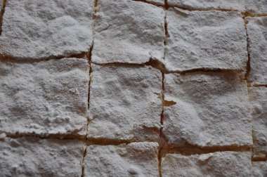 Puf böreği, vanilyalı muhallebi ve krema. Kremalı turta, içi çırpılmış iki katlı puf böreğinden yapılmıştır.