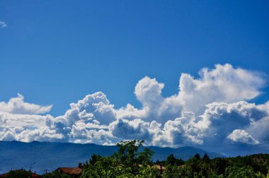 Cumulonimbus bulutları dağların üzerinde şekilleniyor