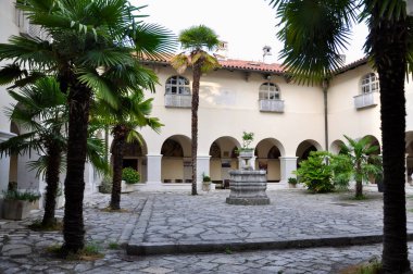 Rijeka, Hırvatistan Temmuz 2021. Rijek, Trsat 'taki Kutsal Bakire Meryem Kilisesi. Trsat' taki Meryem Ana Tapınağı, en eski Hırvat Meryem Kilisesi. Kilise koridorundaki kemerler küçüldü..