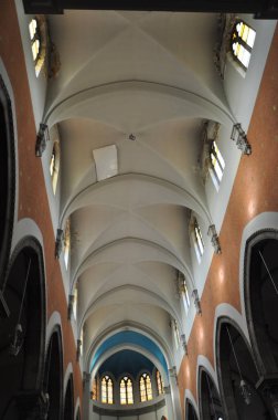 Muhteşem Akdeniz günbatımı bir plaj ağacına asılan yapraklarla çerçevelenmiş. Yaz günbatımında siluet bırakır. Muhteşem Akdeniz günbatımı bir plaj ağacına asılan yapraklarla çerçevelenmiş. Akdeniz gün batımı. 