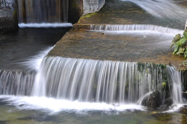 Pequeña Cascada Bosque Cascada Arroyo Pequeño Bosque Primavera — Foto de Stock