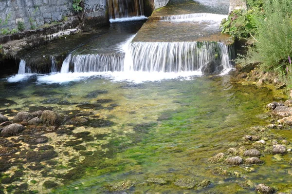 Kis Vízesés Erdőben Kis Patak Vízesés Tavaszi Erdőben — Stock Fotó