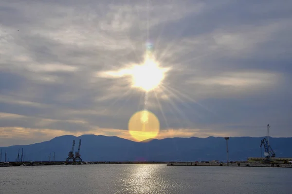 Industriekräne Auf Der Seebrücke Der Stadt Rijeka Berg Hintergrund Sonnenuntergang — Stockfoto