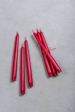 Gri arkaplanda uzun mumlar