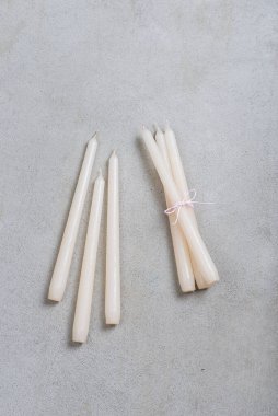 Gri arkaplanda uzun mumlar