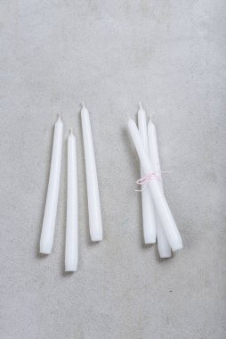 Gri arkaplanda uzun mumlar