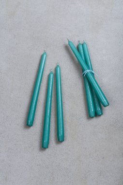 Gri arkaplanda uzun mumlar