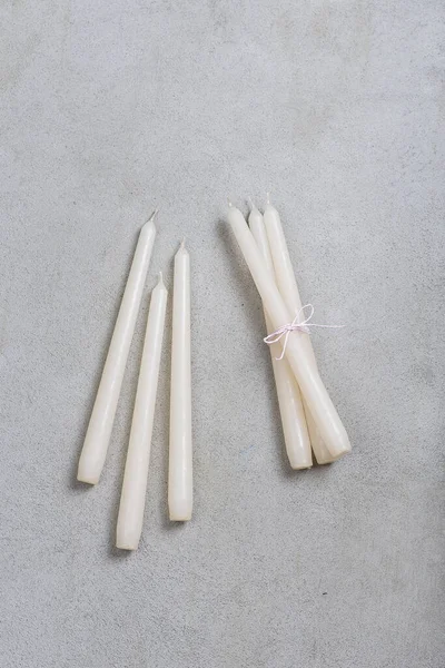 Gri arkaplanda uzun mumlar