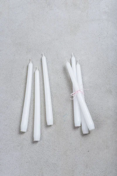 Gri arkaplanda uzun mumlar