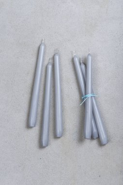 Gri arkaplanda uzun mumlar