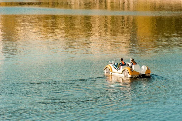 Man Girl Ride Catamaran Pond Sunny Autumn Day — Stock Photo, Image