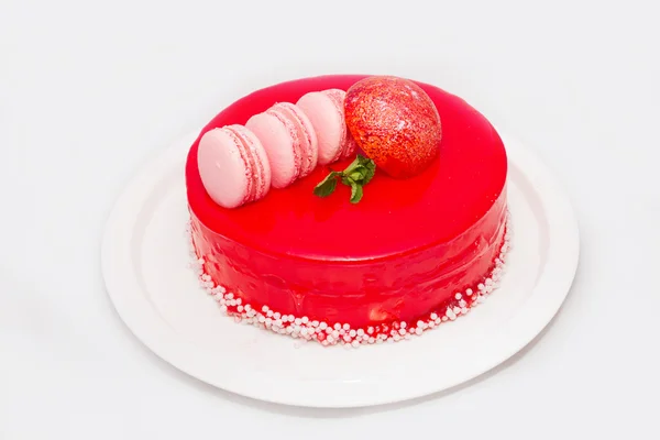 Красный торт с фруктами на белой тарелке — стоковое фото