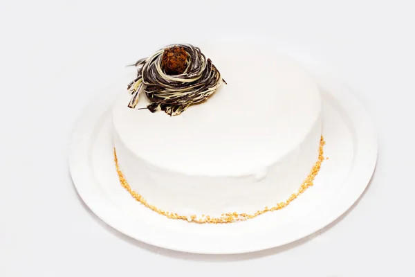 Tarta blanca con tapa de chocolate en plato blanco — Foto de Stock