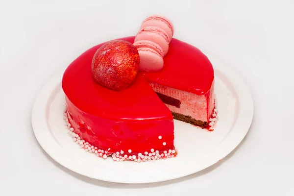Красный торт с фруктами на белой тарелке — стоковое фото