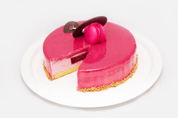 Pastel rosado con chocolate y zephyr en plato blanco — Foto de Stock