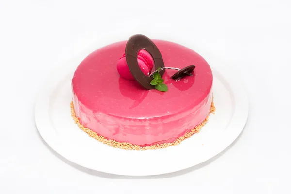 Розовый торт с шоколадом и зефиром на белой тарелке — стоковое фото