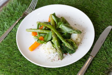 Havuç ile kuşkonmaz salatası