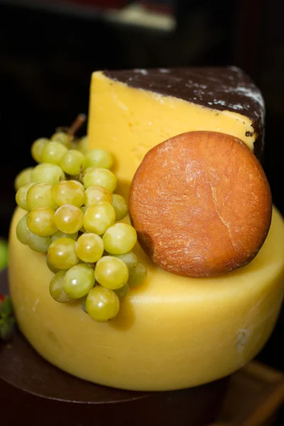 Stillleben mit Käse und Trauben — Stockfoto