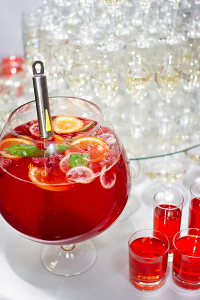 Limonada roja con naranja fresca sobre fondo blanco —  Fotos de Stock