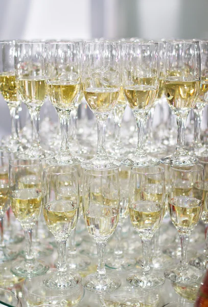 Champaign glazen geïsoleerd op witte achtergrond — Stockfoto