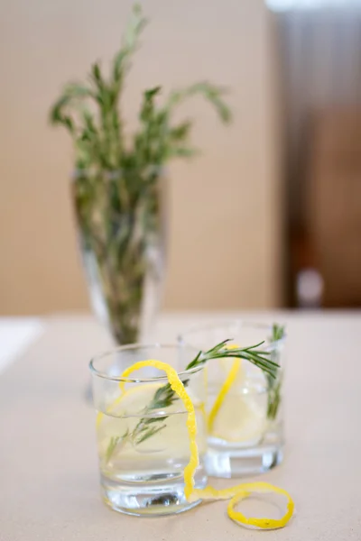 Two cocktail glasses and rosemary branches on a table — Stock Photo, Image