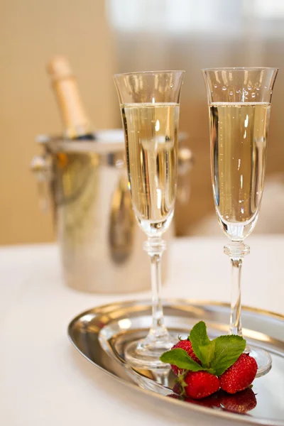 Two glasses of Champagne and strawberries on a table — Stock Photo, Image