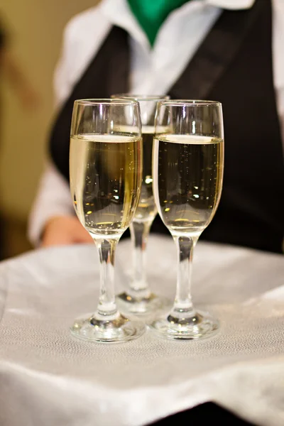 Drie glazen van Champagne en een ober — Stockfoto